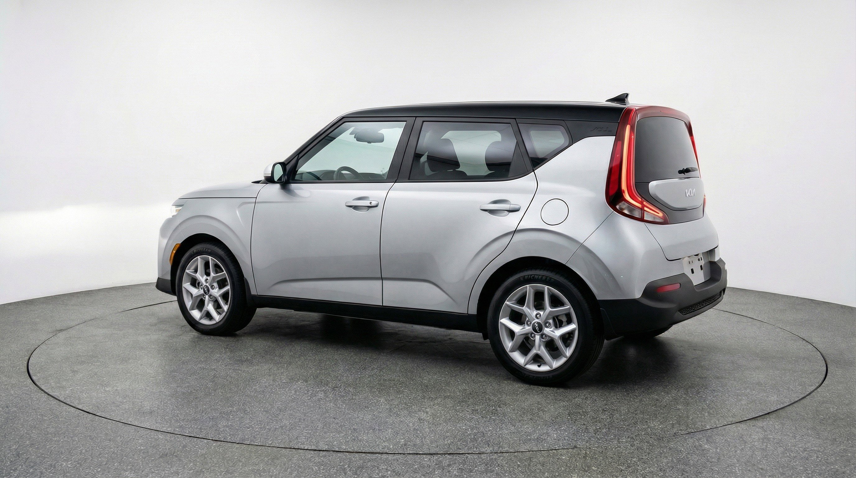 Used 2025 Kia Soul LX w/ LX Technology Package FWD image 6