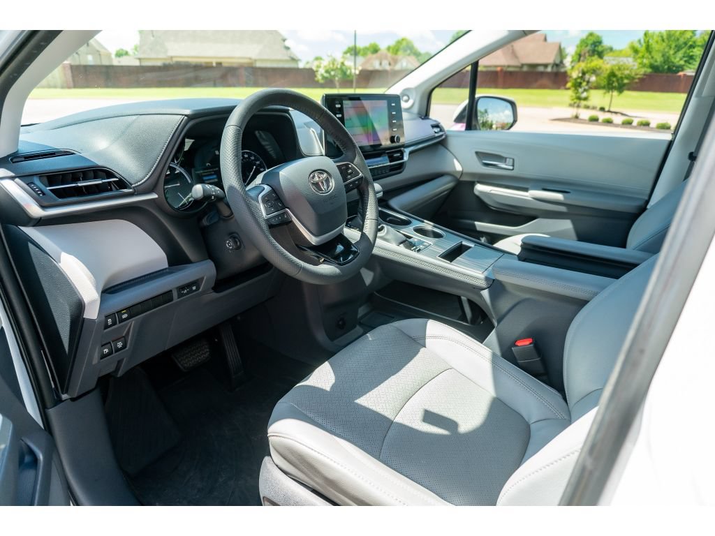 Used 2022 Toyota Sienna Limited FWD image 10