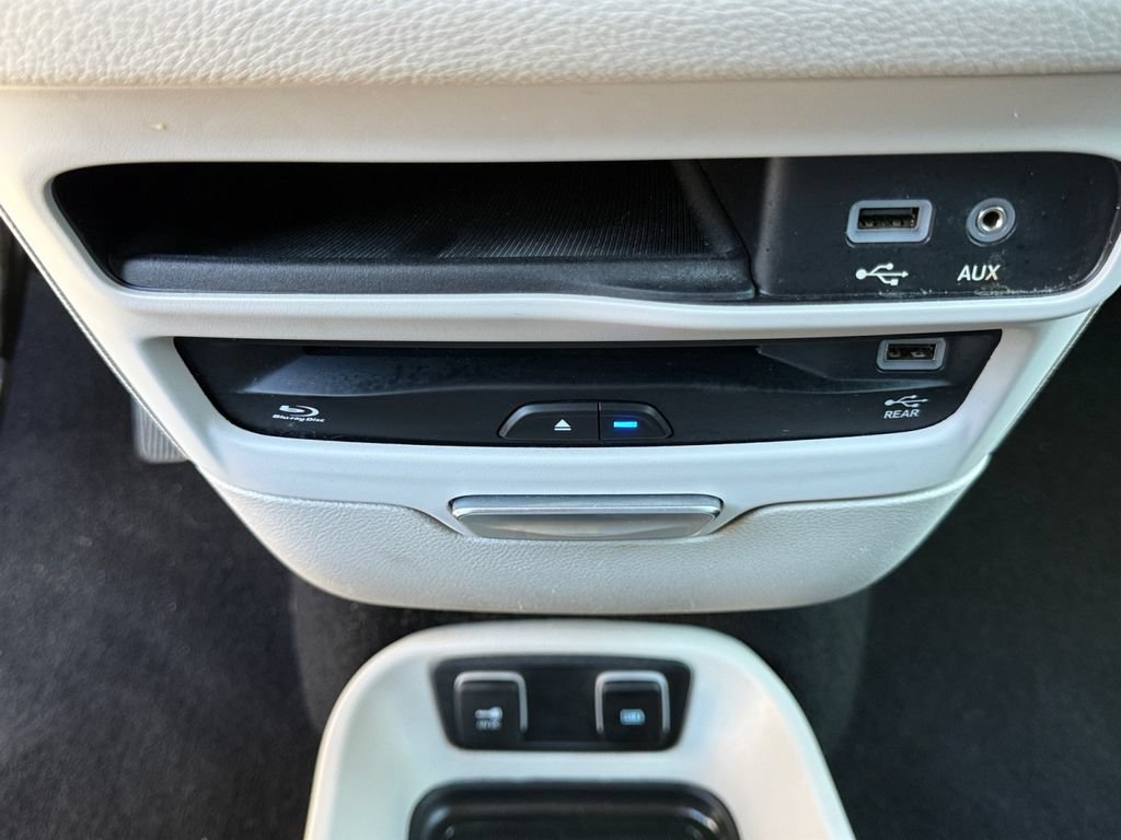 Used 2018 Chrysler Pacifica Limited w/ Tire & Wheel Group FWD image 21