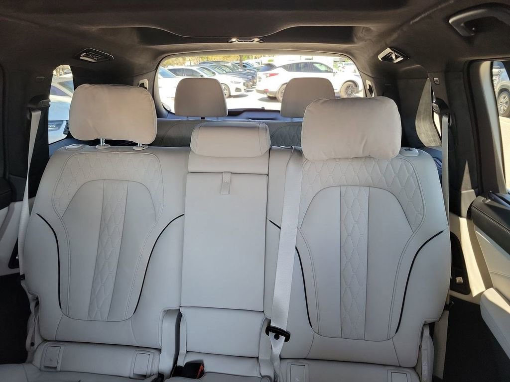 Used 2025 BMW X7 M60i image 5