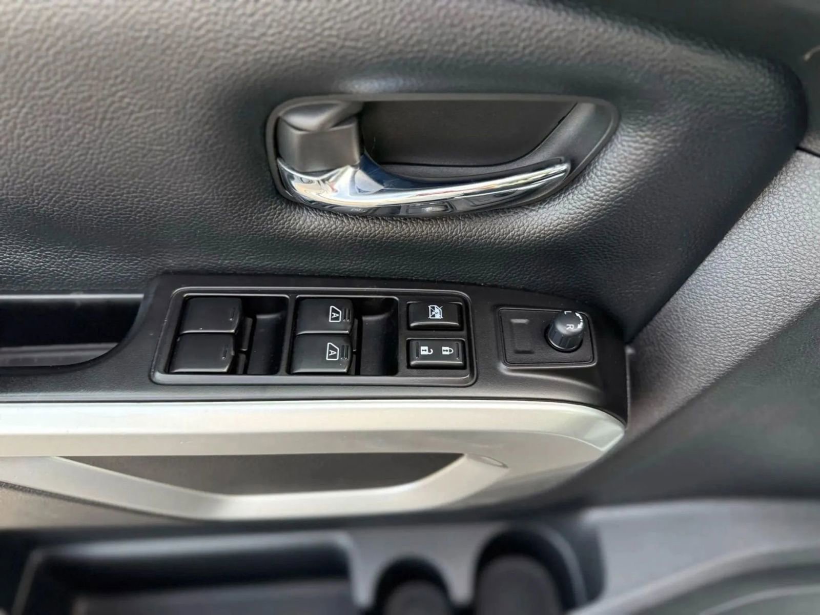 Used 2018 Nissan Titan SV AWD/4WD image 26