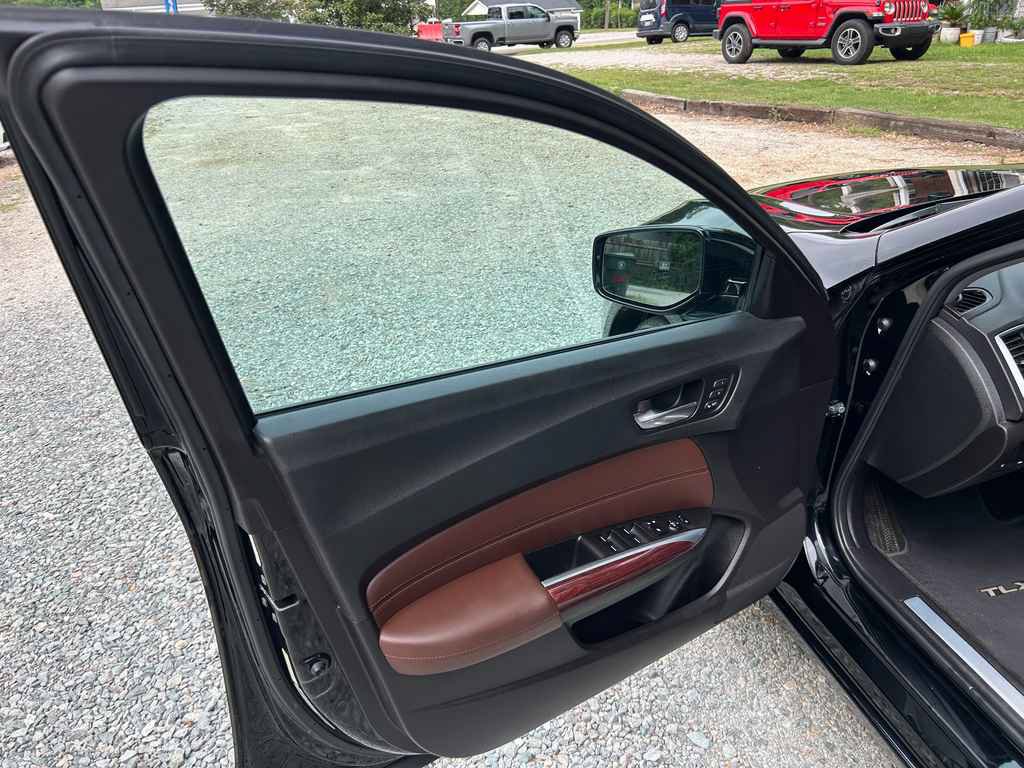 Used 2017 Acura TLX FWD image 7