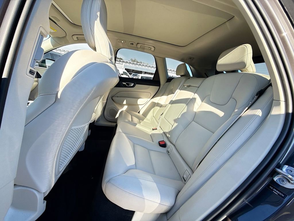 Used 2022 Volvo XC60 B5 Momentum AWD/4WD image 27