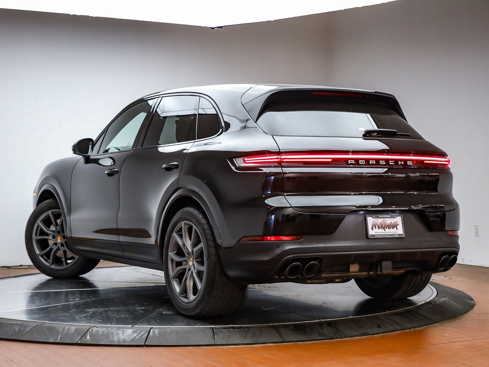 Used 2025 Porsche Cayenne image 3