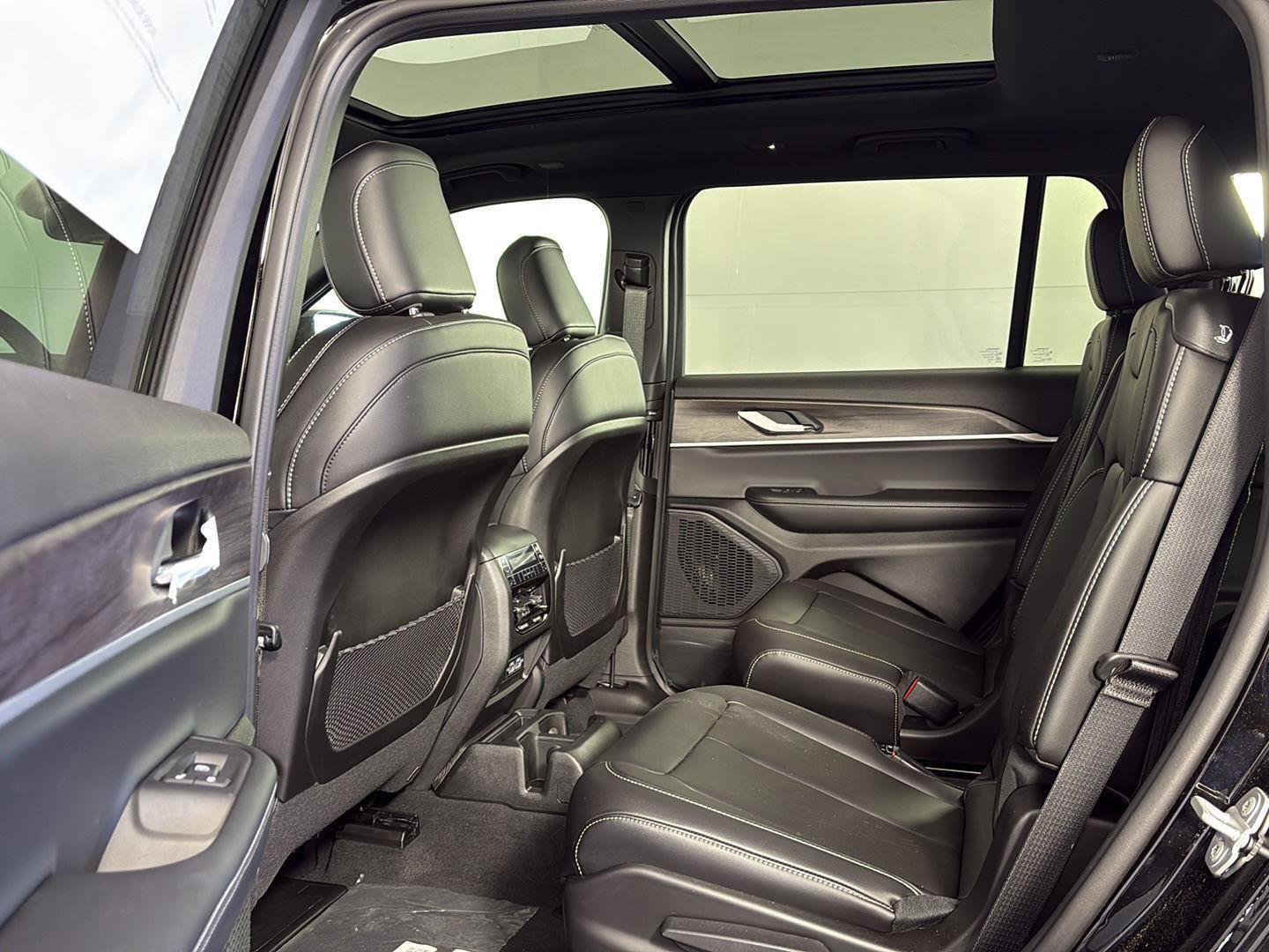 New 2025 Jeep Grand Cherokee L Limited AWD/4WD image 10