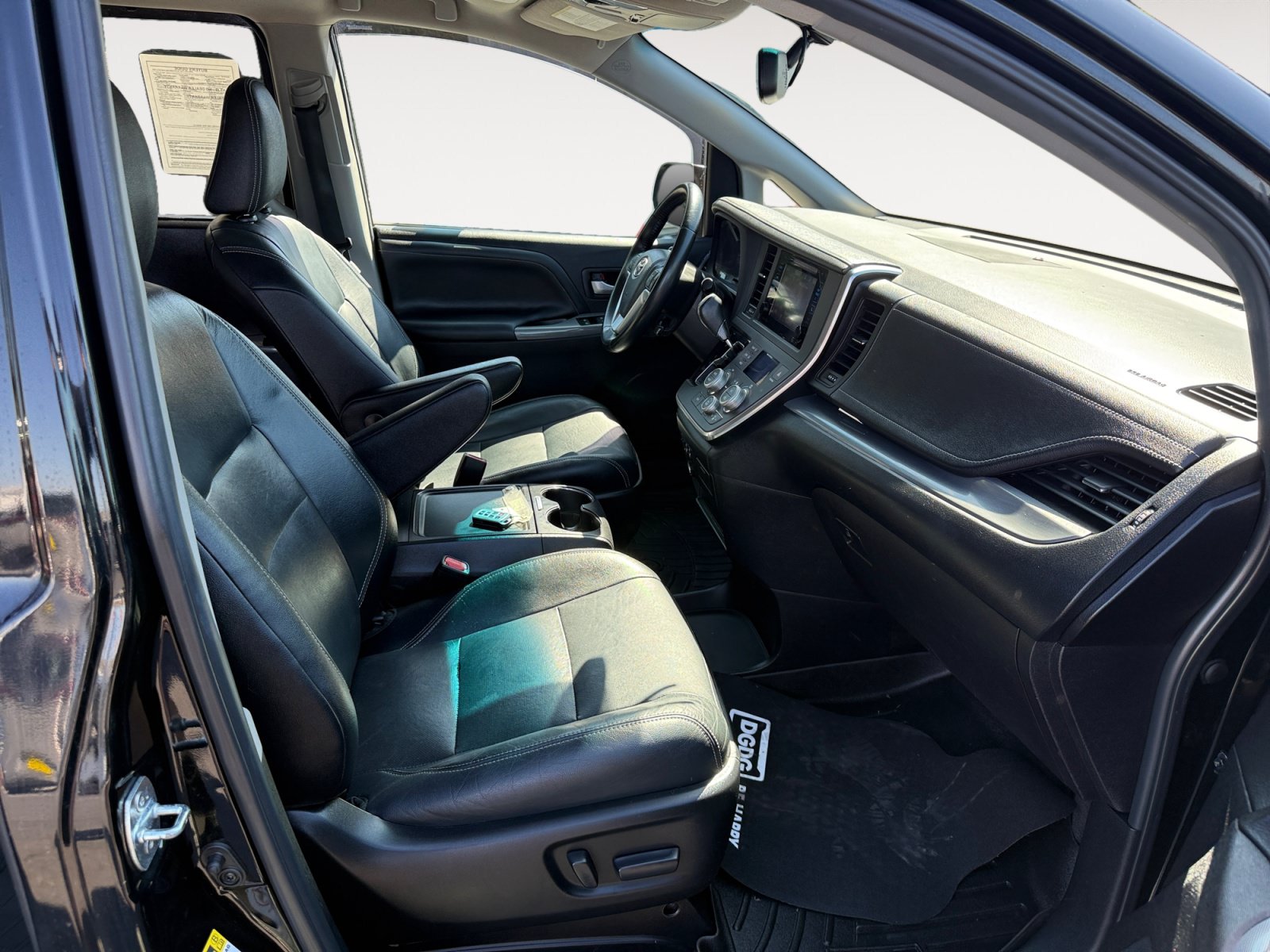 Used 2015 Toyota Sienna SE w/ SE Preferred Package FWD image 18