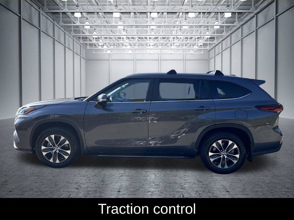Used 2024 Toyota Highlander XLE AWD/4WD image 4