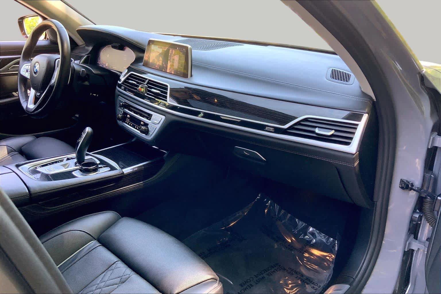Used 2020 BMW 750i xDrive w/ Autobahn Package AWD/4WD image 17