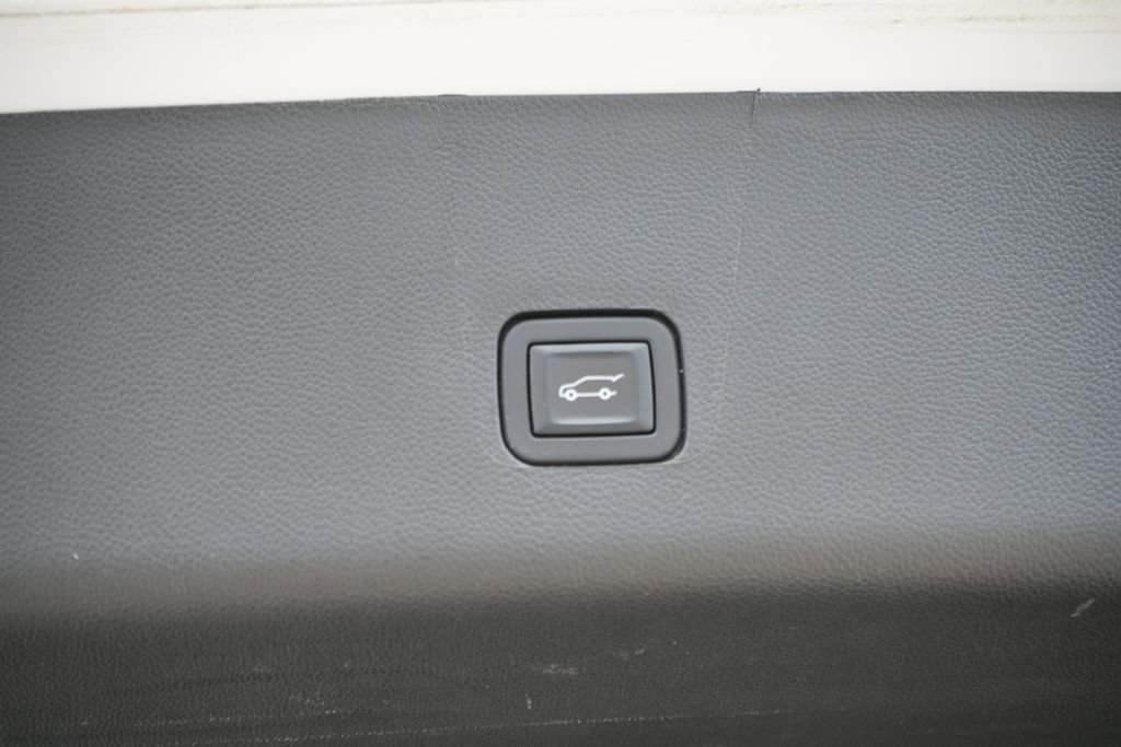 Used 2023 Chevrolet Traverse LT w/ LT Premium Package AWD/4WD image 12