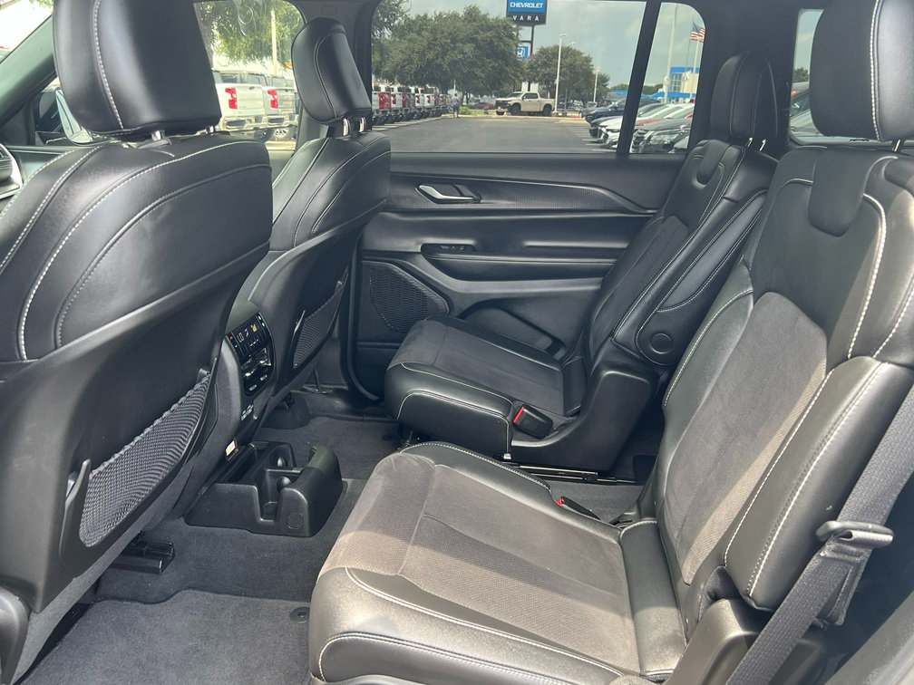 Used 2024 Jeep Grand Cherokee L Altitude RWD image 15