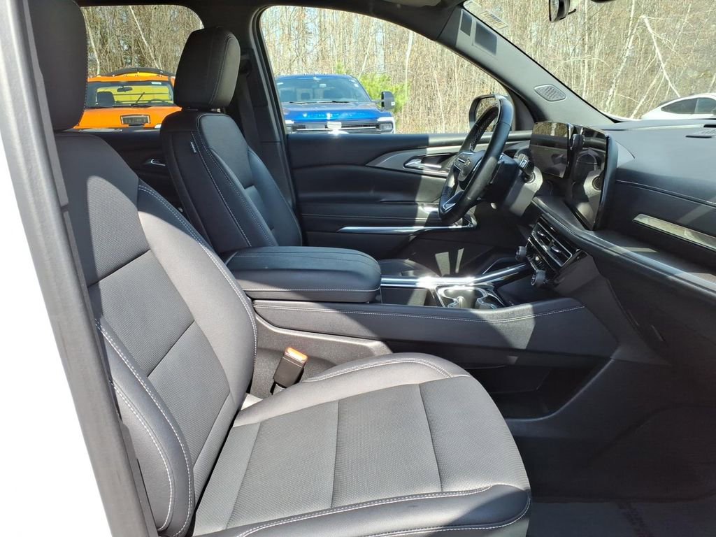 Used 2025 Chevrolet Traverse LT w/ Enhanced Driving Package AWD/4WD image 10