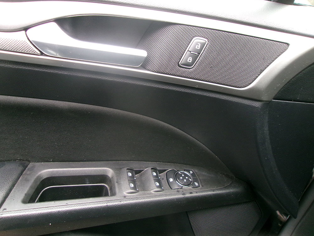 Used 2020 Ford Fusion SE image 15