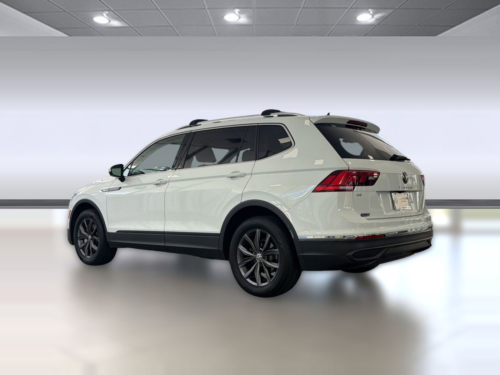 Used 2022 Volkswagen Tiguan SE FWD image 3