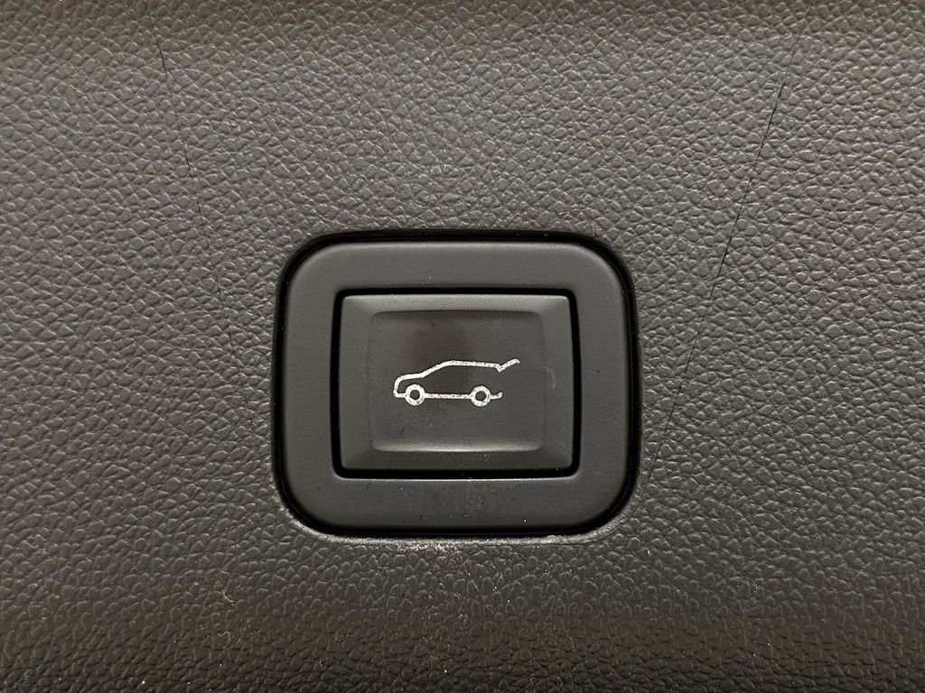 Used 2024 Chevrolet Suburban Premier image 34