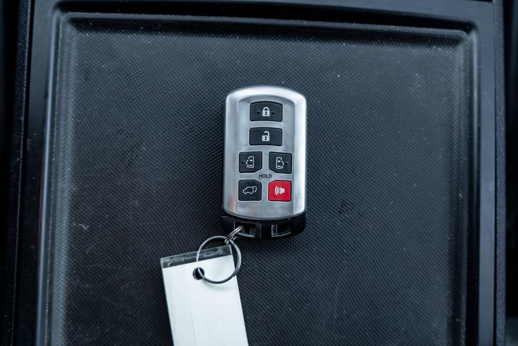 Used 2016 Toyota Sienna SE Premium image 32