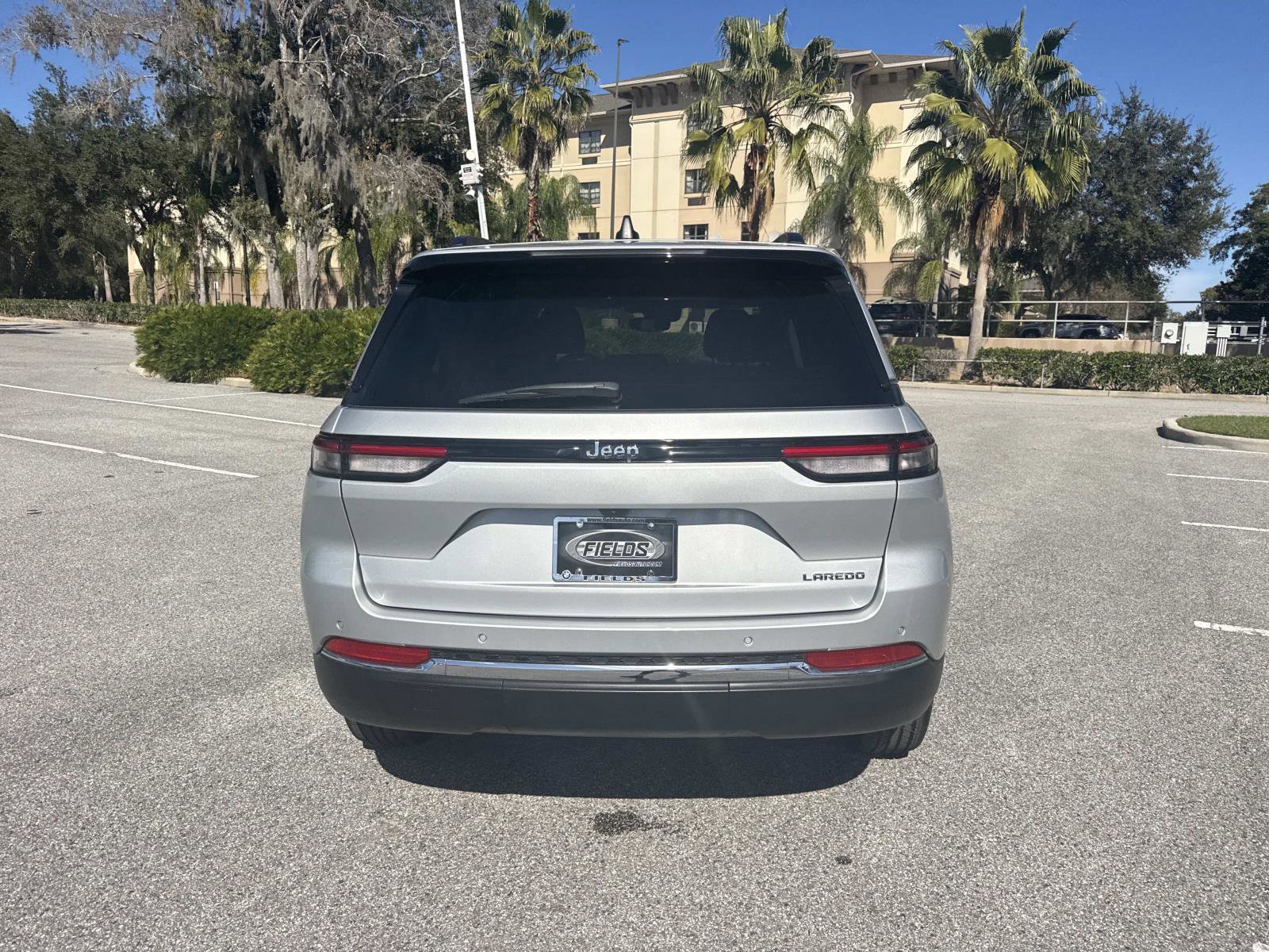 Used 2023 Jeep Grand Cherokee Laredo image 5