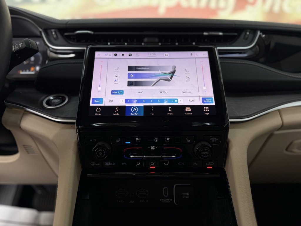 Used 2022 Jeep Grand Cherokee Limited w/ Luxury Tech Group II image 32