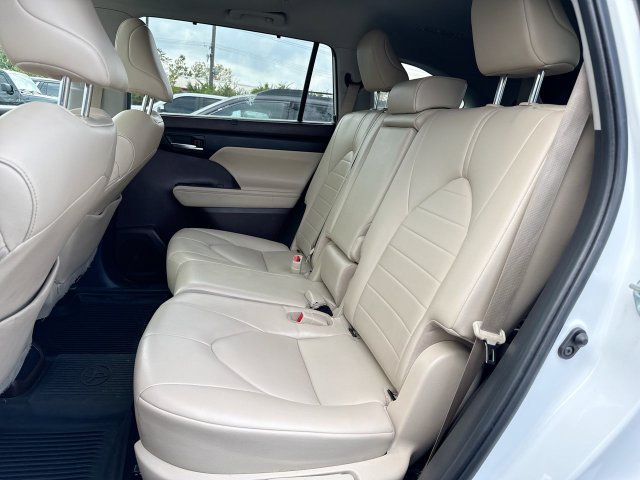 Used 2022 Toyota Highlander XLE AWD/4WD image 14