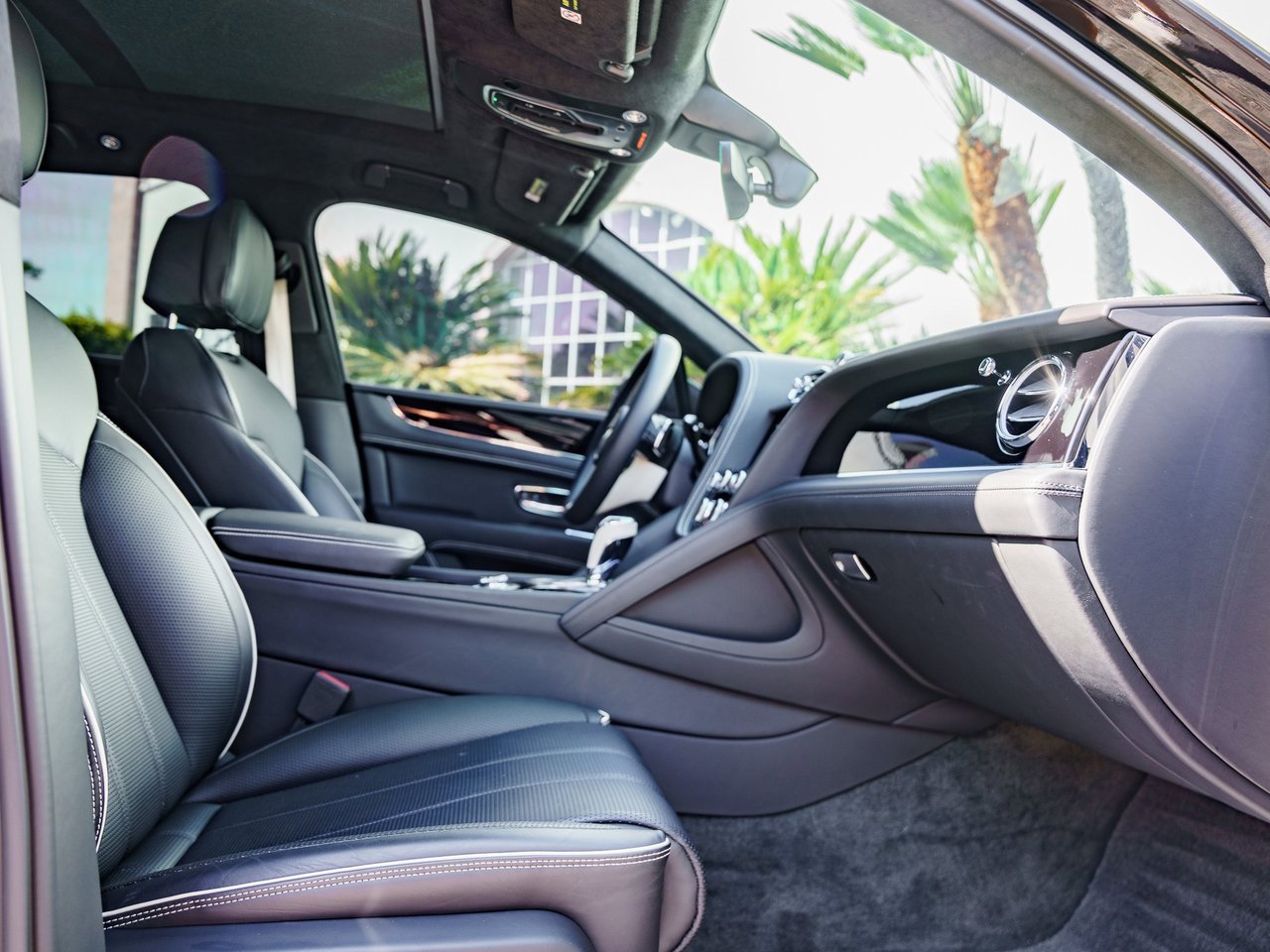 Used 2023 Bentley Bentayga Plug-In Hybrid image 20