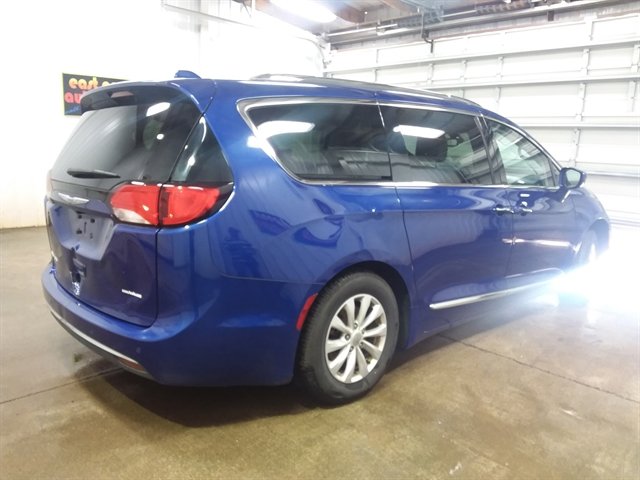 Used 2018 Chrysler Pacifica Touring-L image 6