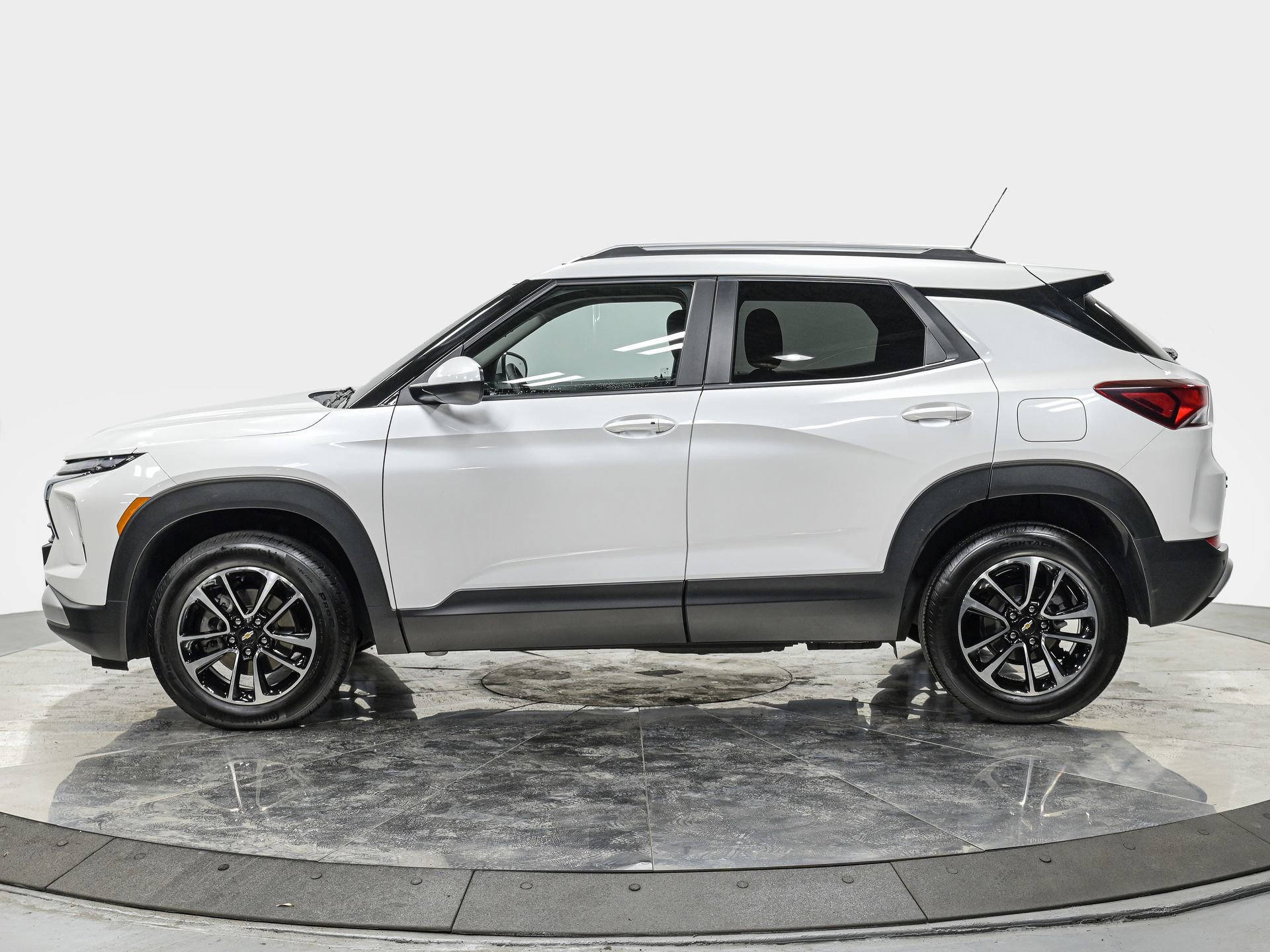 Used 2024 Chevrolet TrailBlazer LT w/ LT Cold Weather Package image 2