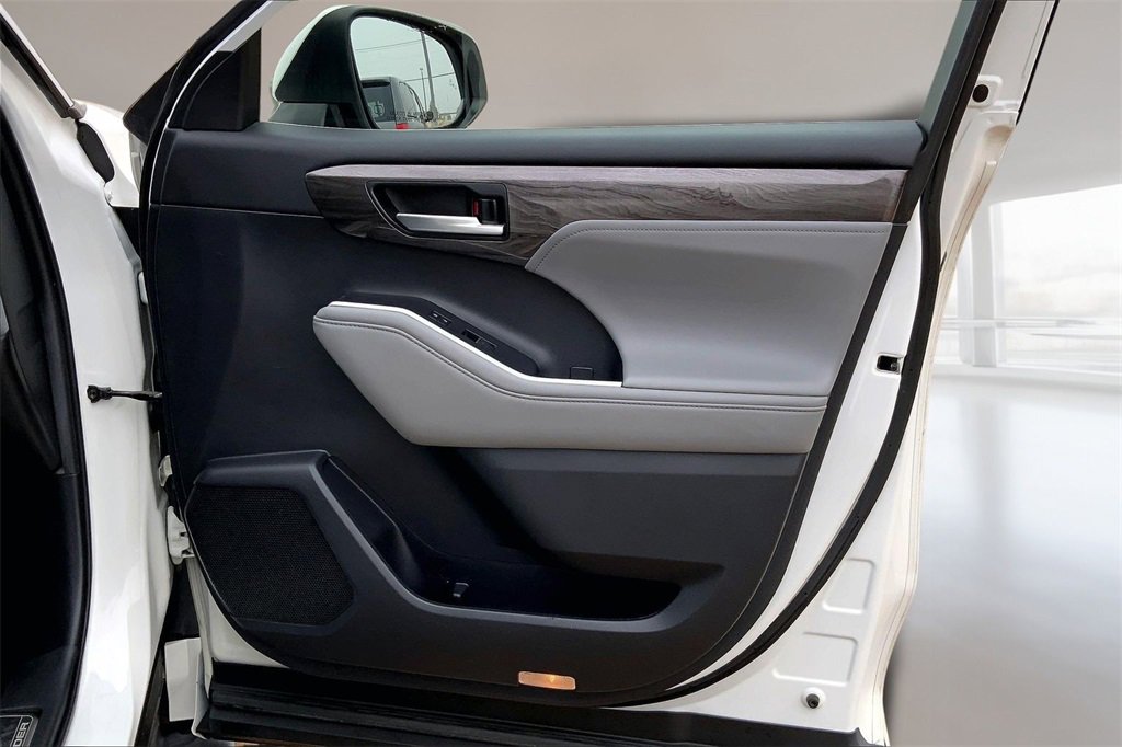 Used 2021 Toyota Highlander Limited image 24