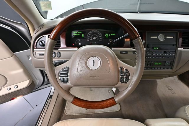 Used 2004 Lincoln Town Car Ultimate RWD image 22