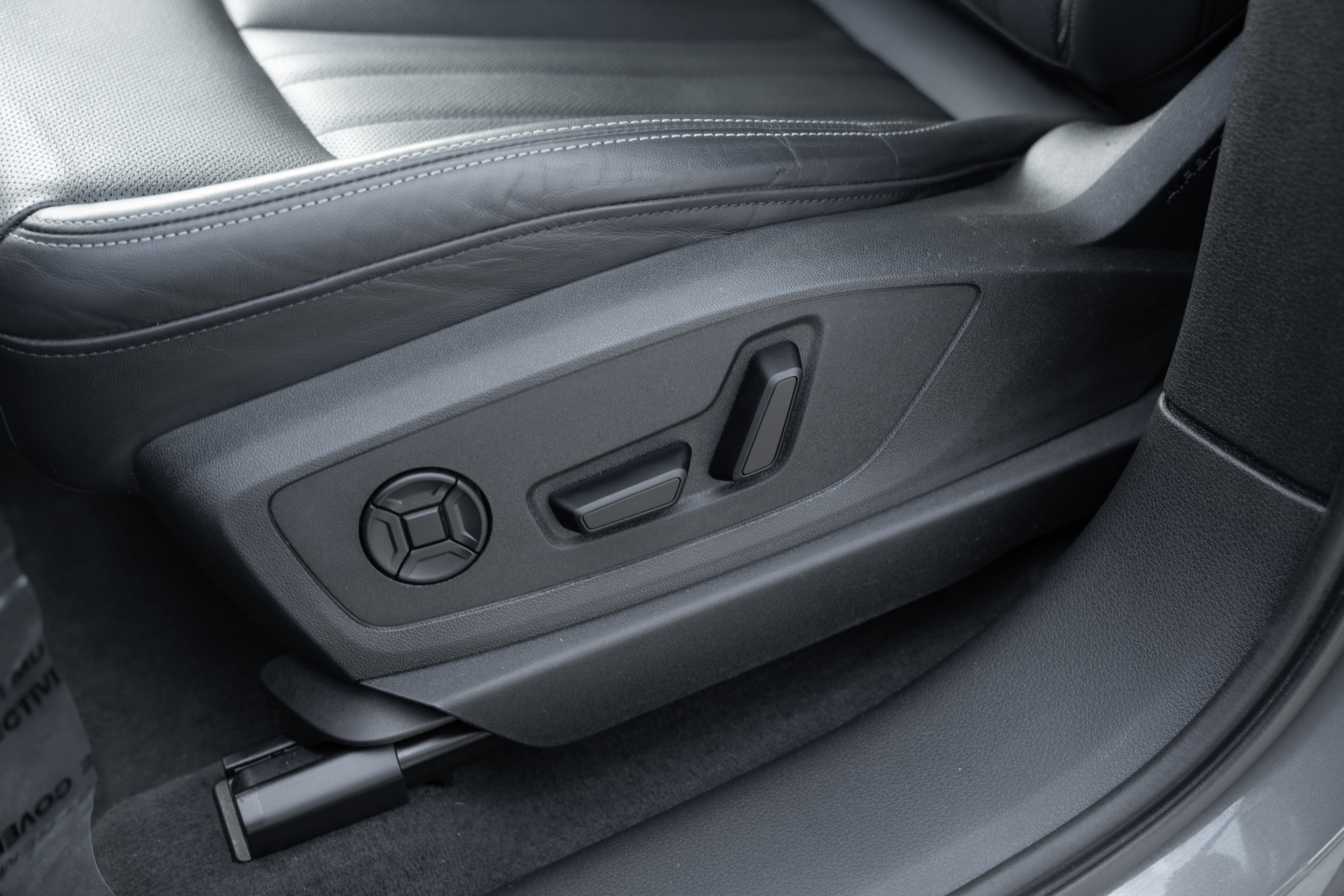 Certified 2024 Audi Q8 e-tron Premium Plus w/ Premium Plus Package image 23