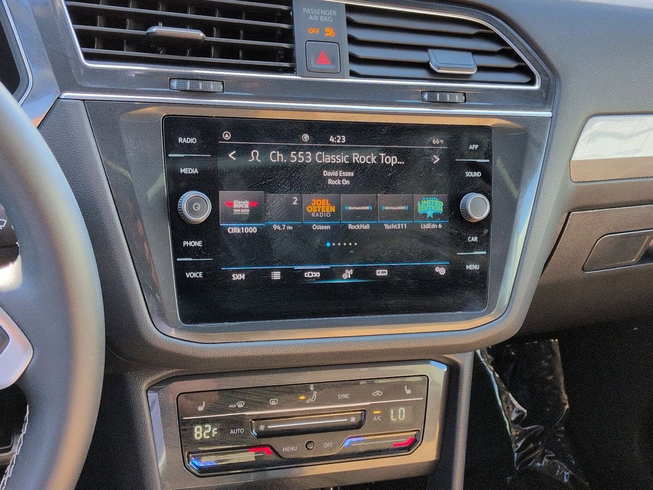 Used 2023 Volkswagen Tiguan SE R-Line image 15