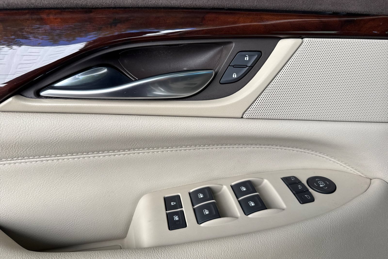 Used 2015 Cadillac Escalade ESV Luxury AWD/4WD image 11