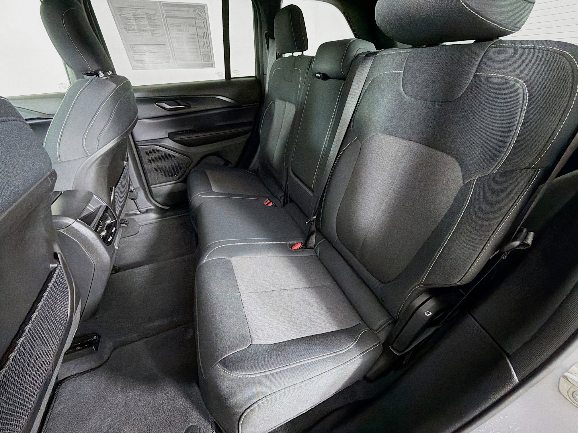 Used 2024 Jeep Grand Cherokee Laredo image 21