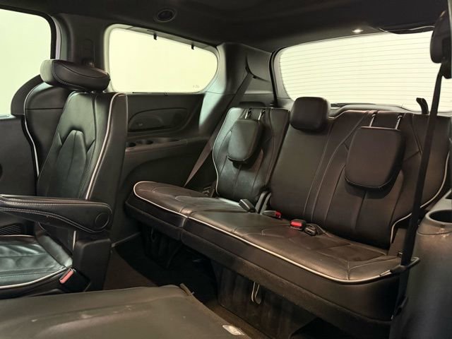 Used 2025 Chrysler Pacifica Limited image 24