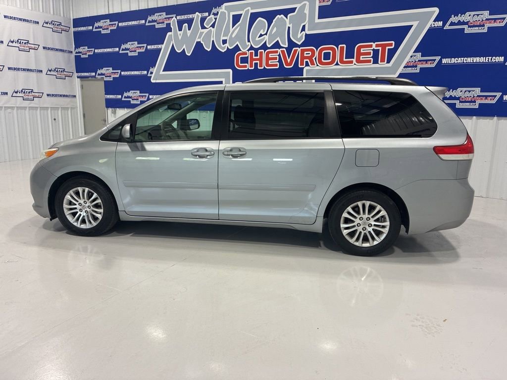 Used 2011 Toyota Sienna XLE image 3