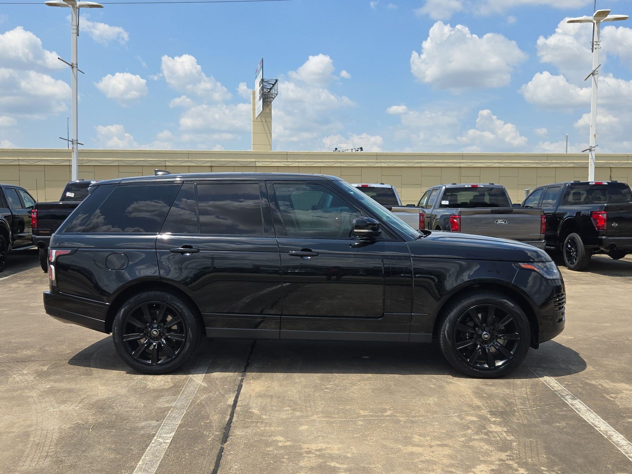 Used 2019 Land Rover Range Rover HSE AWD/4WD image 2