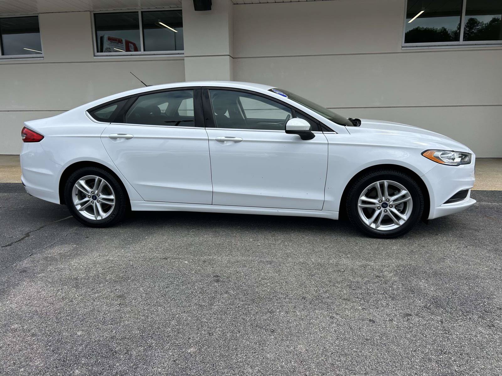 Used 2018 Ford Fusion SE w/ Fusion SE Technology Package FWD image 2