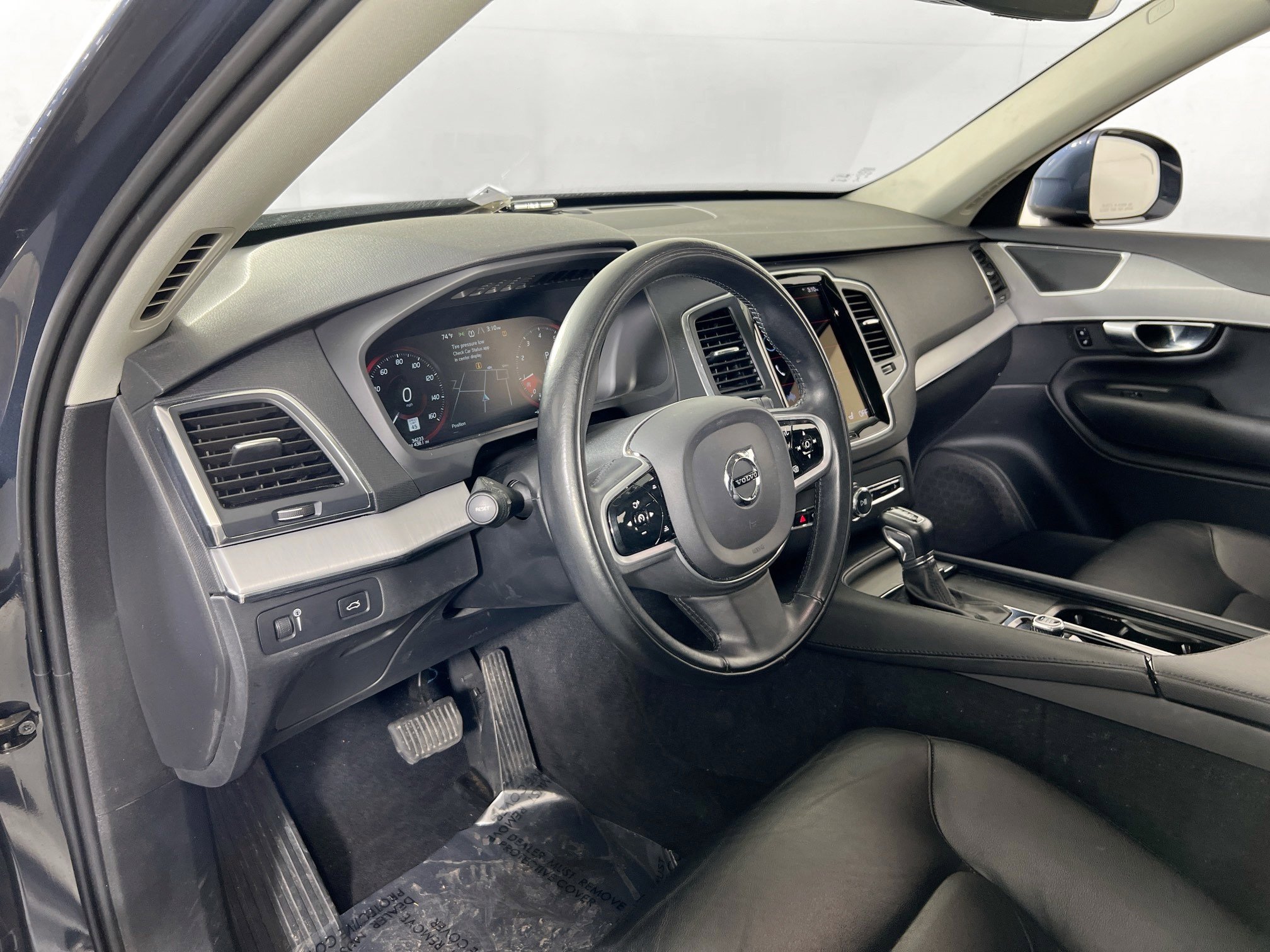 Used 2022 Volvo XC90 T5 Momentum w/ Climate Package image 9