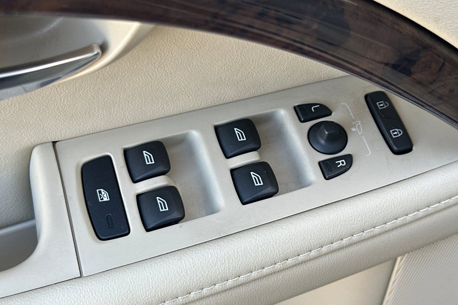 Used 2016 Volvo XC70 T5 Platinum w/ Protection Package image 15