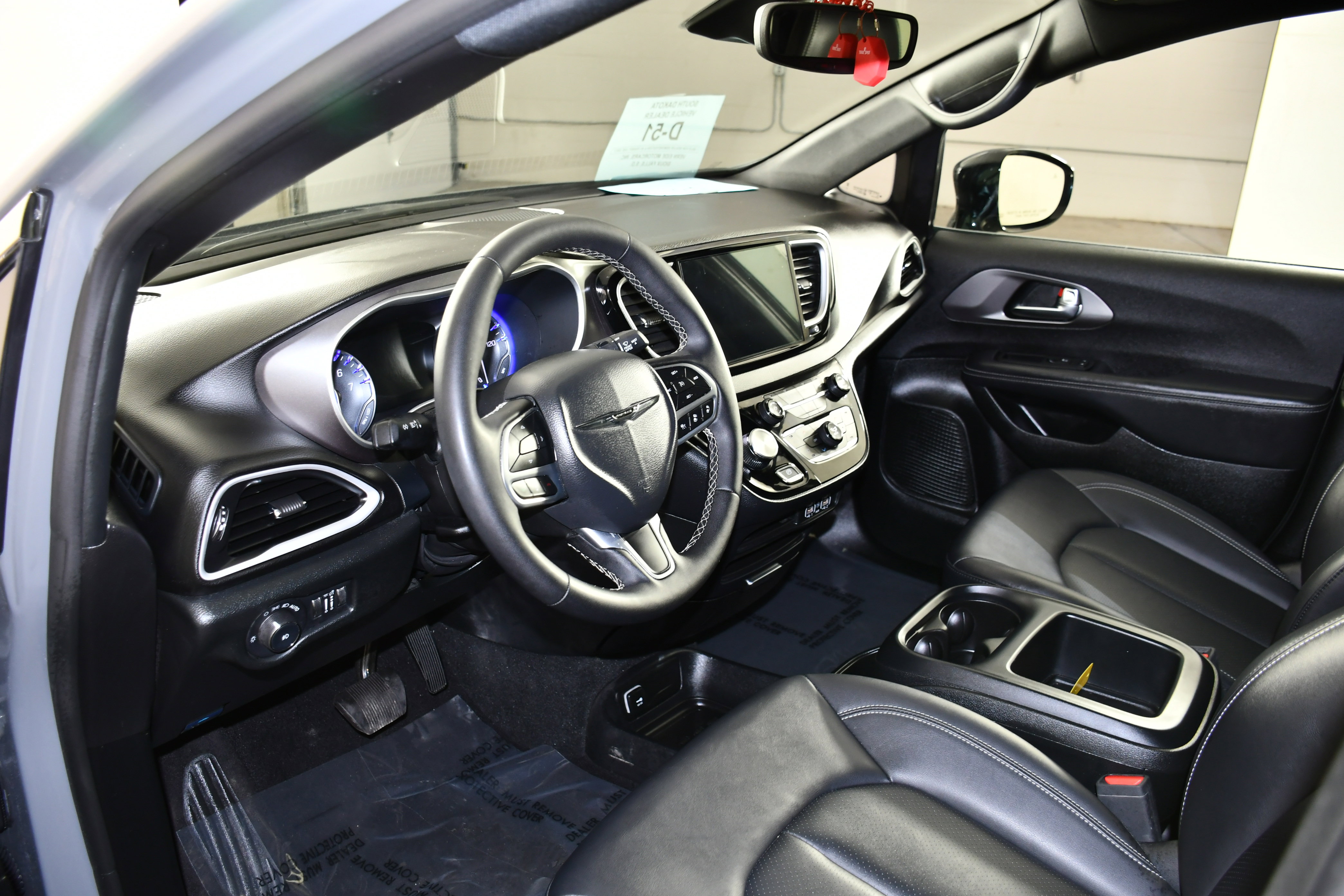 Used 2025 Chrysler Pacifica Select image 2