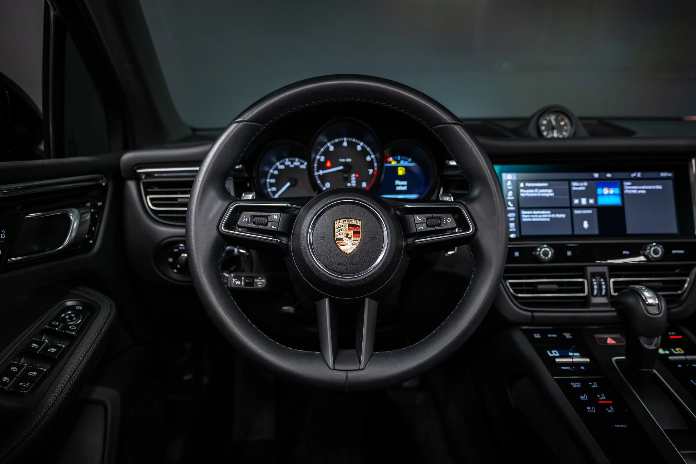 Used 2024 Porsche Macan AWD/4WD image 25