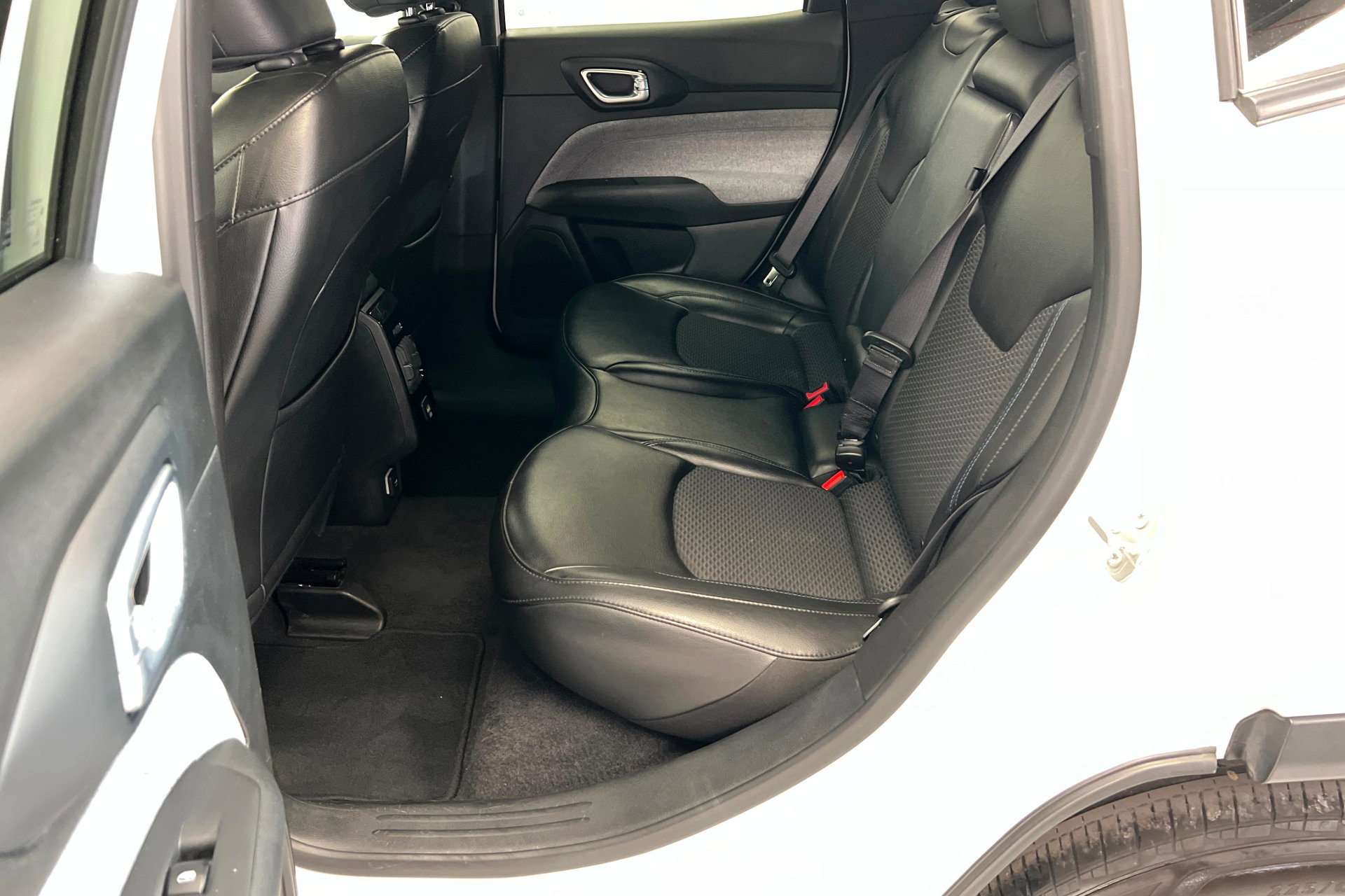 Used 2023 Jeep Compass Latitude AWD/4WD image 22