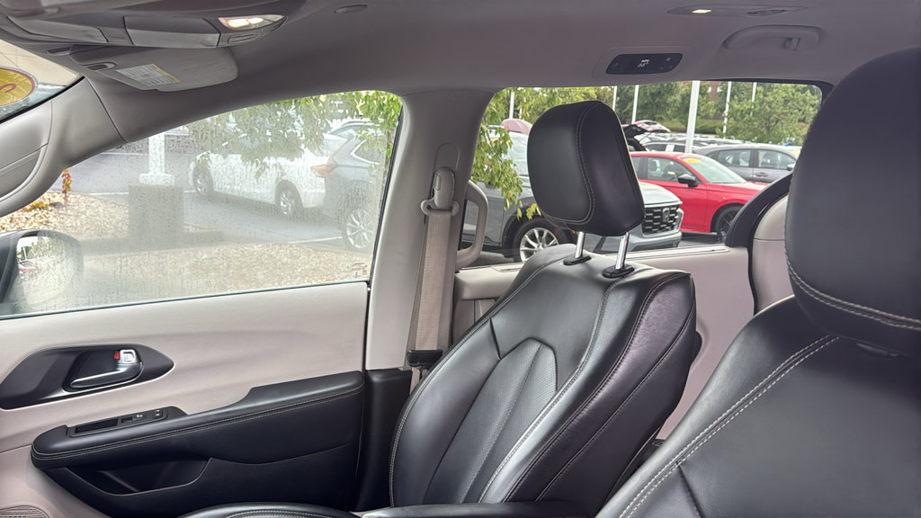 Used 2023 Chrysler Pacifica Touring-L FWD image 15