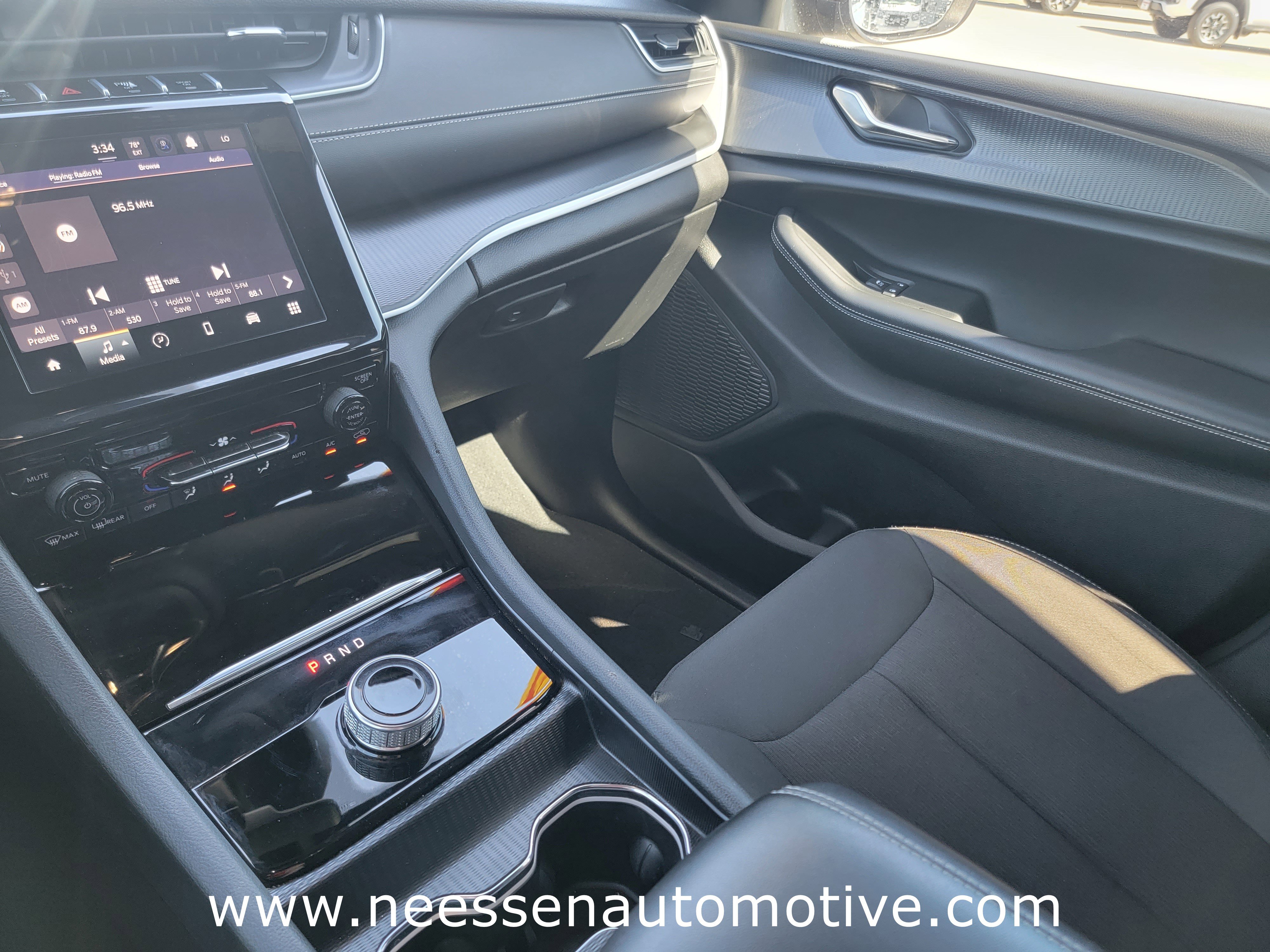 Used 2025 Jeep Grand Cherokee Laredo image 26