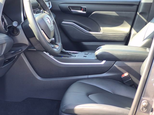 Used 2025 Toyota Highlander XLE FWD image 16