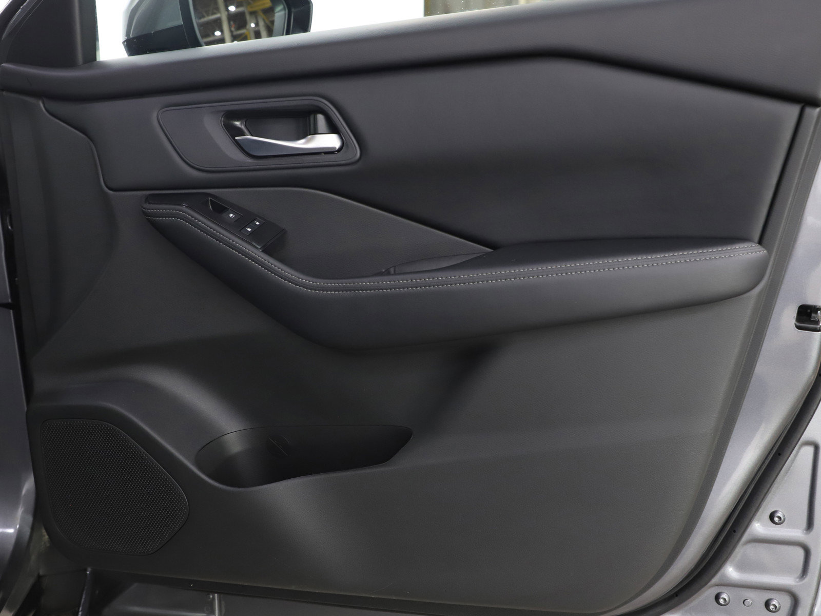 Used 2025 Nissan Rogue SV image 9