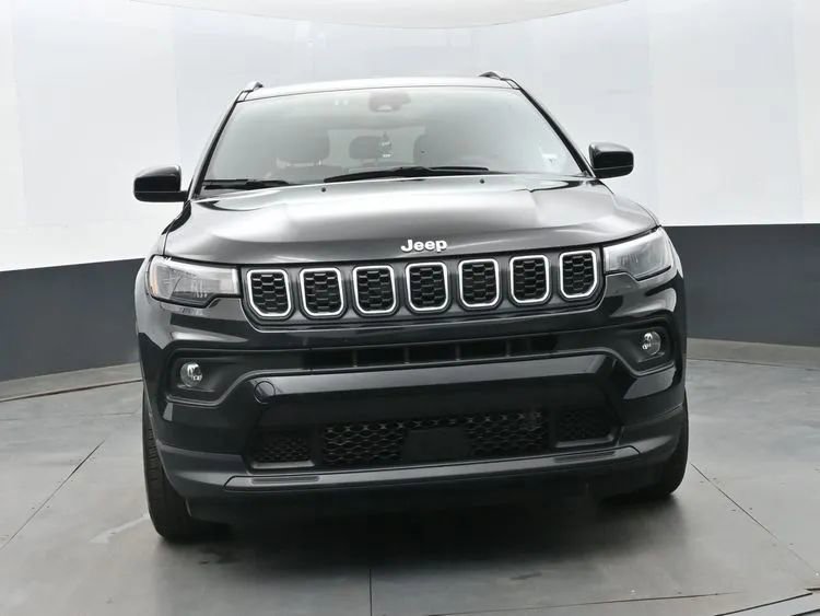 Used 2024 Jeep Compass Latitude AWD/4WD image 3