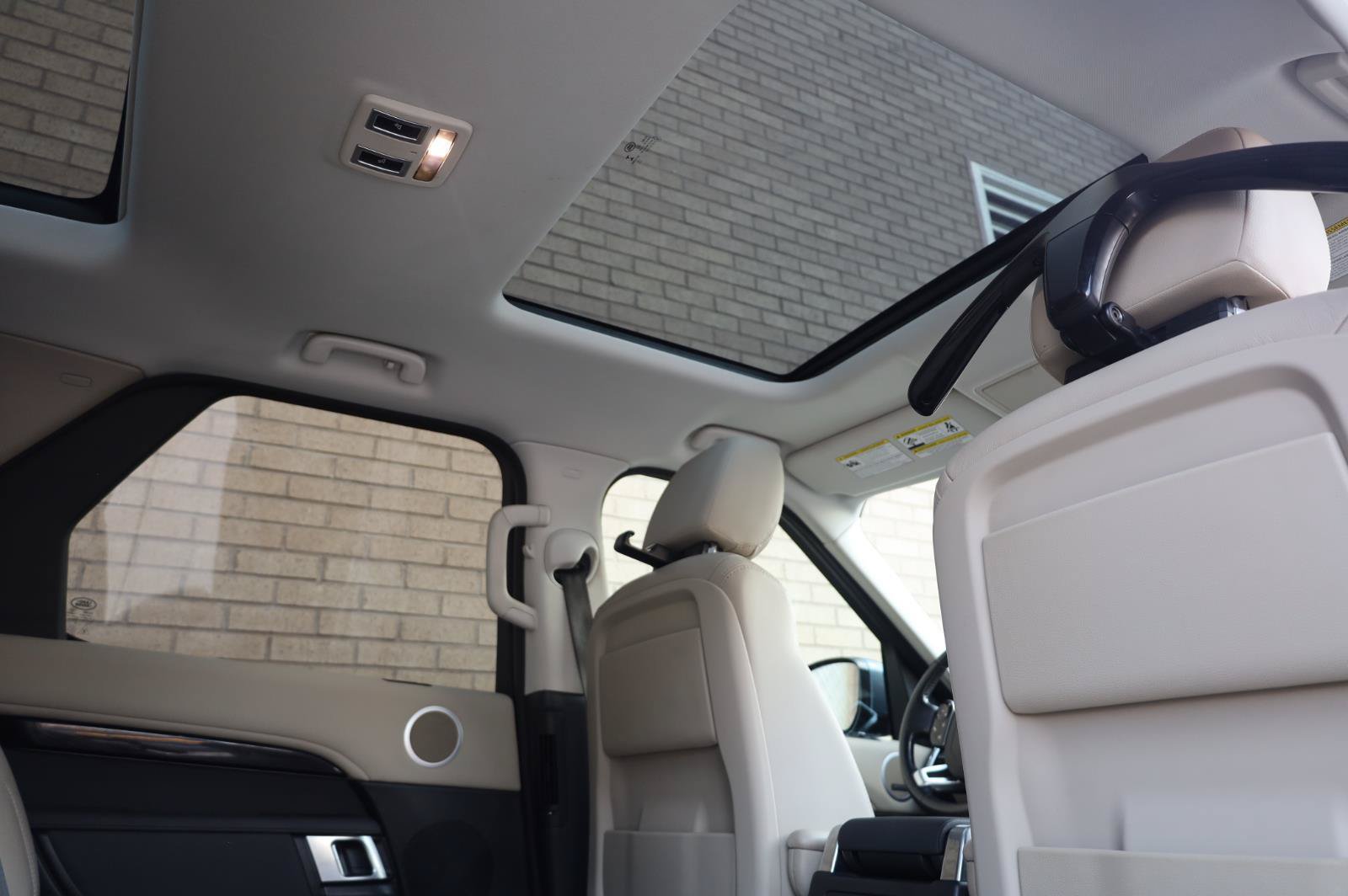 Used 2019 Land Rover Discovery SE AWD/4WD image 31
