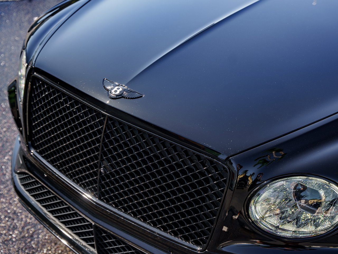 Used 2023 Bentley Bentayga Plug-In Hybrid image 26