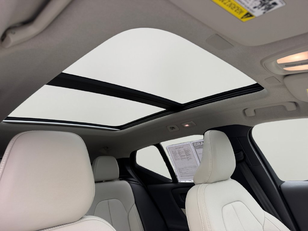 Certified 2024 Volvo XC40 B5 Plus w/ Climate Package AWD/4WD image 7
