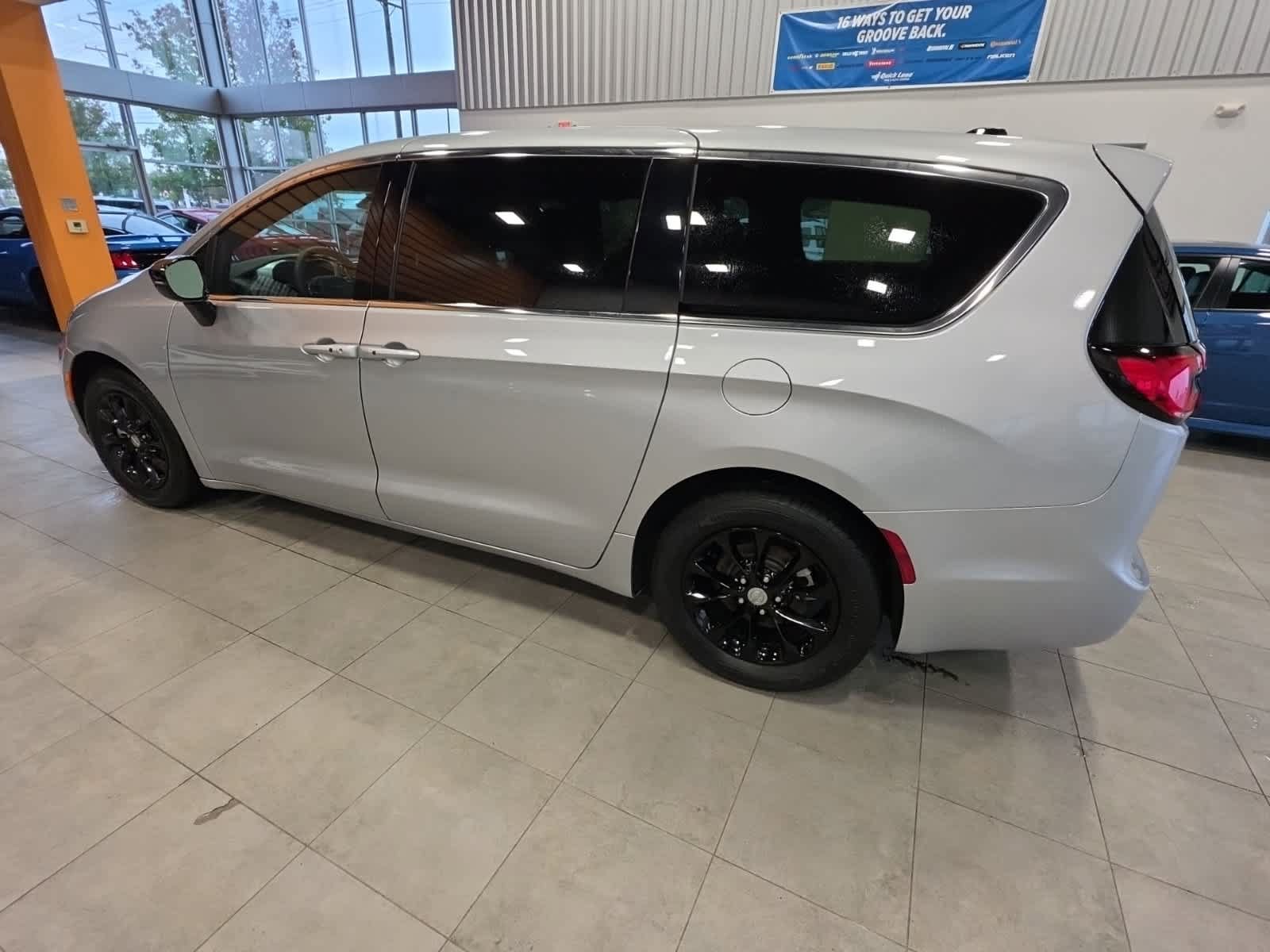Used 2026 Chrysler Pacifica Limited FWD image 11