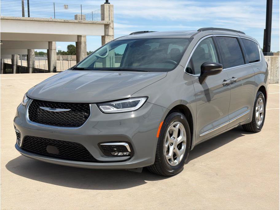 Used 2023 Chrysler Pacifica Limited FWD image 3